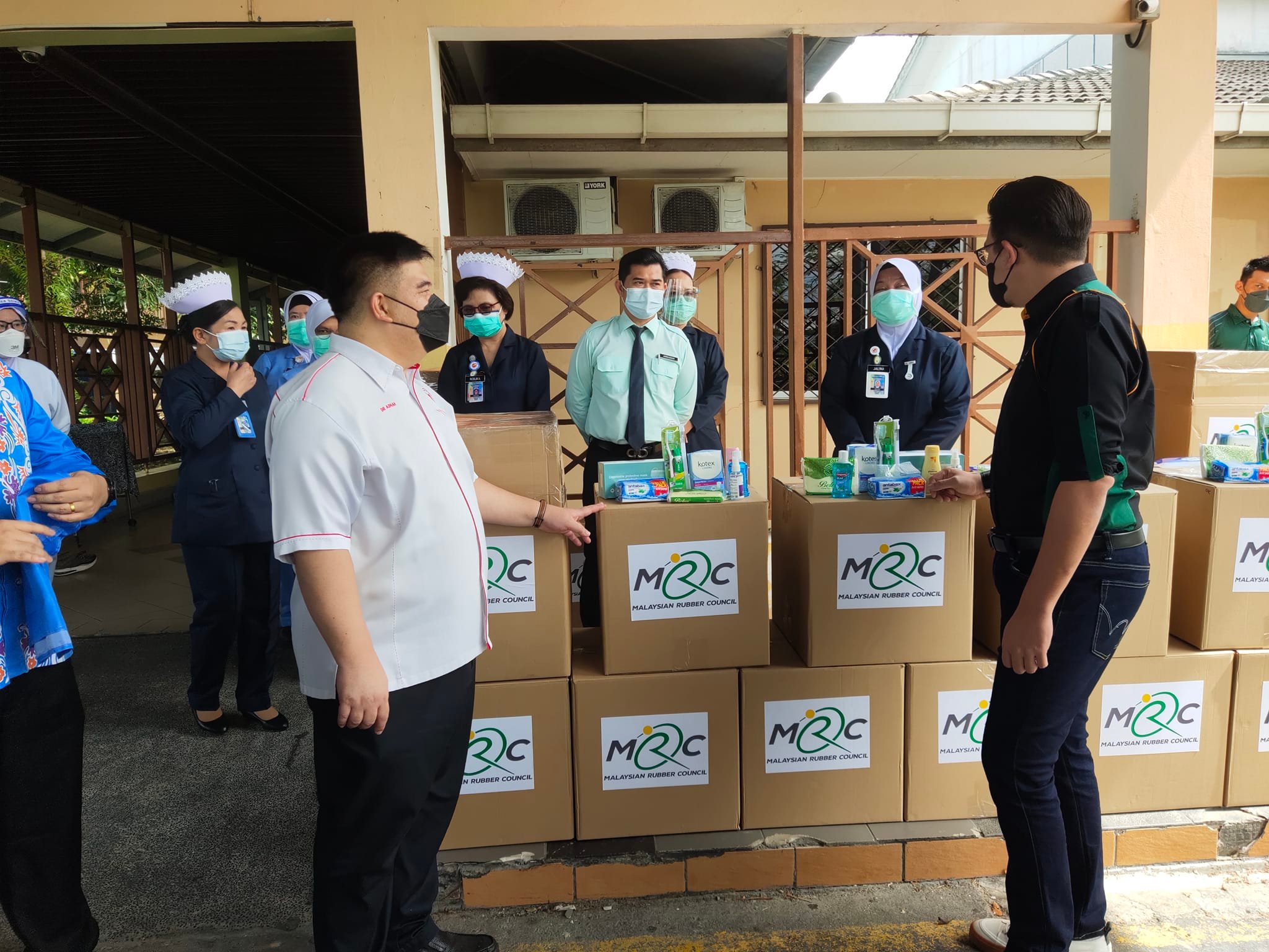 MRC Mengirimkan 500 Unit Paket Kebutuhan Pokok ke Rumah Sakit dan Klinik